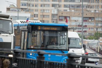 Большой Краснохолмский мост в Москве. Транспорт на мосту. Фото 06.05.2018.