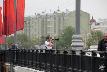 Большой Краснохолмский мост в Москве. Фотограф на мосту. Фото 06.05.2018.