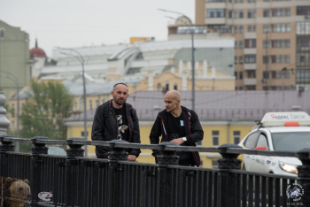 Большой Краснохолмский мост в Москве. Прохожие. Фото 06.05.2018.