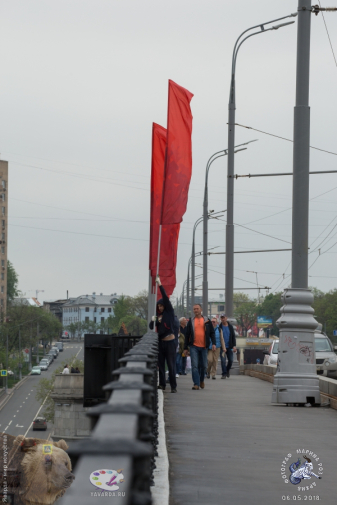 Большой Краснохолмский мост в Москве. Рабочие ставят флаги на мосту. Фото 06.05.2018.