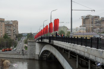 Большой Краснохолмский мост в Москве. Украшение моста красными флагами ко дню Победы. Фото 06.05.2018.