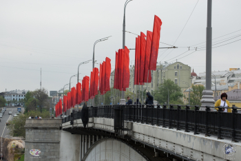 Большой Краснохолмский мост в Москве. Праздничные флаги на мосту. Фото 06.05.2018.