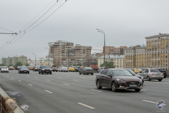 Большой Краснохолмский мост в Москве. Автомобили проезжают по мосту. Фото 06.05.2018.