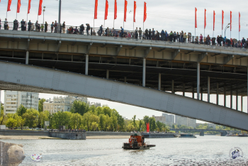 Большой Краснохолмский мост в Москве. Буксирчик проплыл. Фото 09.05.2018.