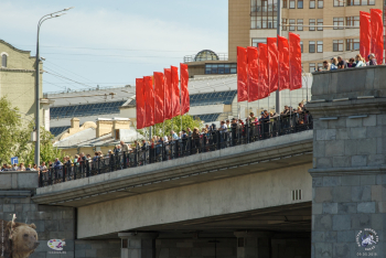 Большой Краснохолмский мост в Москве. Народ на мосту. Фото 09.05.2018.