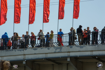 Большой Краснохолмский мост в Москве. Ждущие воздушный парад. Фото 09.05.2018.