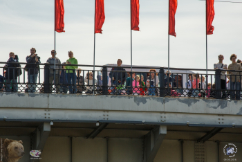 Большой Краснохолмский мост в Москве. Взрослые и дети на мосту. Фото 09.05.2018.