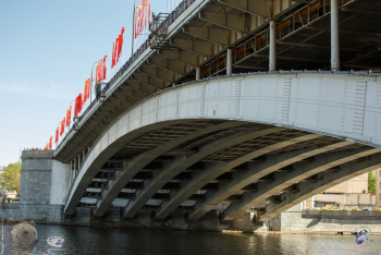 Большой Краснохолмский мост в Москве. Арочный мостовой пролёт. Фото 09.05.2018.
