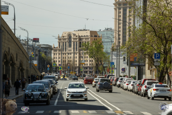 Большой Краснохолмский мост в Москве. Автомобильное движение у моста. Фото 09.05.2018.
