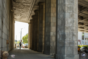 Большой Краснохолмский мост в Москве. Пешеходный проход под мостом. Фото 09.05.2018.