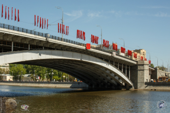 Большой Краснохолмский мост в Москве. Мост украсили флагами к празднику Победы. Фото 09.05.2018.
