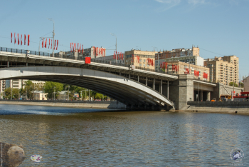 Большой Краснохолмский мост в Москве. Вид на мост с Космодамианской набережной. Фото 09.05.2018.