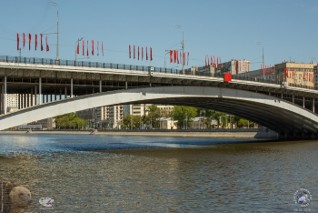 Большой Краснохолмский мост в Москве. Однопролётный мост. Фото 09.05.2018.