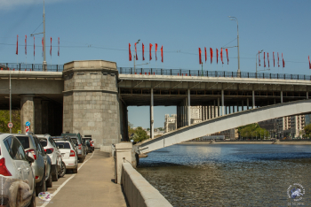 Большой Краснохолмский мост в Москве. Космодамианская набережная у моста. Фото 09.05.2018.