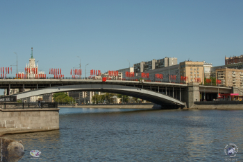 Большой Краснохолмский мост в Москве. Мост урашен красными флагами. Фото 09.05.2018.