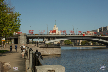 Большой Краснохолмский мост в Москве. Люди на Космодамианской набережной у Большого Краснохолмского моста. Фото 09.05.2018.