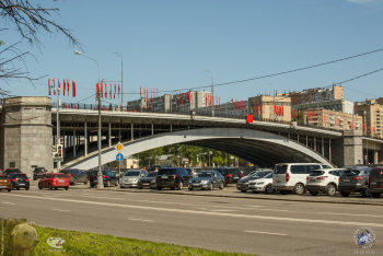 Большой Краснохолмский мост в Москве. Арка моста. Фото 09.05.2018.