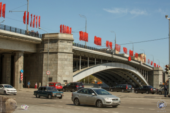 Большой Краснохолмский мост в Москве. Мост, украшенный праздничными флагами. Фото 09.05.2018.
