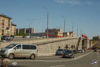 Большой Краснохолмский мост в Москве. Автомобили на мосту. Фото 09.05.2018.