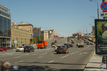 Большой Краснохолмский мост в Москве. Большой Краснохолмский мост. Автомобильное движение. Фото 09.05.2018.