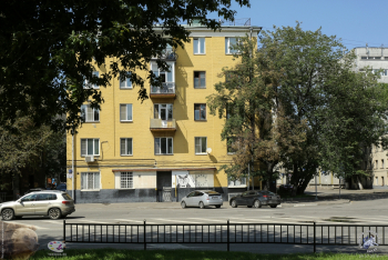 Вид на клинику с противоположной стороны переулка. Фотограф Марина Роз.
