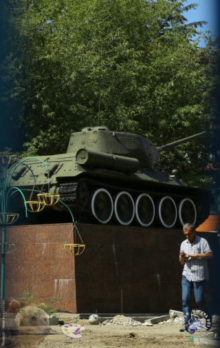 Танк Победы Т-34-85 у школы. Фотограф Марина Роз.