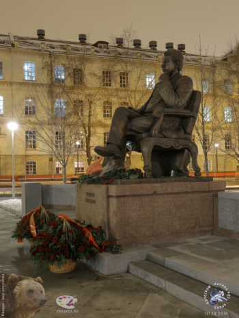 Чингиз Айтматов в кресле. Фотограф Марина Роз.