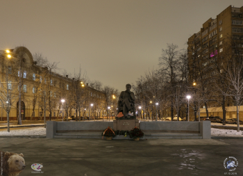 Вечер. Вид на памятник из сквера Чингиза Айтматова. Фотограф Марина Роз.