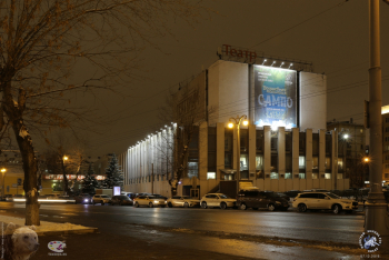 Вечерний вид на `Театриум` от БЦ `Павловский` из сквера ЗВИ. Фотограф Марина Роз.