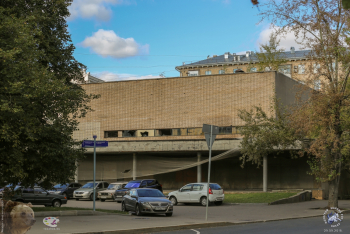 Кинотеатр `Правда` в Москве. Унылый вид здания бывшего кинотеатра. Разбитые окна над навесом. Фото 29.09.2018.