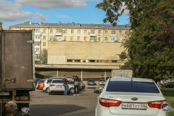 Кинотеатр `Правда` в Москве. Скверик закатали асфальтом и сделали автостоянку. Фото 29.09.2018.