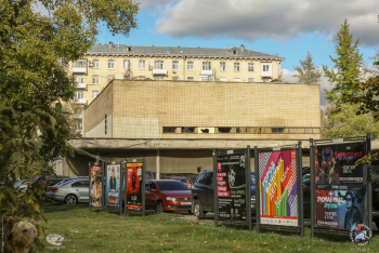 Кинотеатр `Правда` в Москве. Карниз осыпается на головы людей. Фото 29.09.2018.