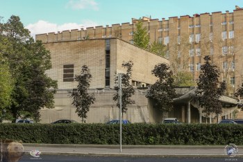 Кинотеатр `Правда` в Москве. Старый кинотеатр в сетках. Фото 29.09.2018.