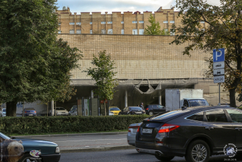Кинотеатр `Правда` в Москве. Рваная сетка. Разрушающаяся Москва. Фото 29.09.2018.
