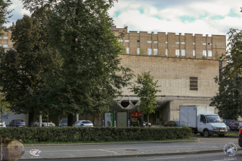 Кинотеатр `Правда` в Москве. Съёмка с нечётной стороны Люсиновки. Фото 29.09.2018.