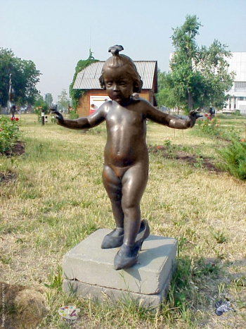 Тугаринов Дмитрий Никитович. Туфельки. Бронза. h-85. 1993. Парк скульптур `Музеон`, Москва