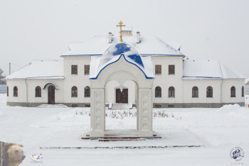 Источник и братский корпус скита. Фотограф Марина Роз.