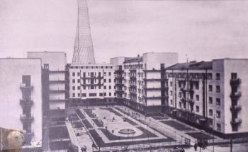 Двор Дома-комунны. Неизвестный фотограф. Фото 1930-х.
