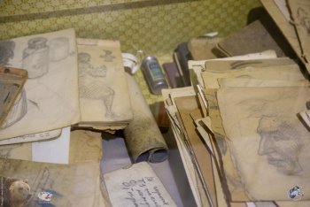 Выставка `Меер Айзенштадт. К синтезу 1930-х`. Чемодан с рисунками и разными мелочами. Фото 08.01.2019.