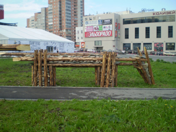 Не звери. Инсталляция. 2011. Брёвна, камни. Неизвестный фотограф. Местонахождение неизвестно. Фото - галерея Мирас.