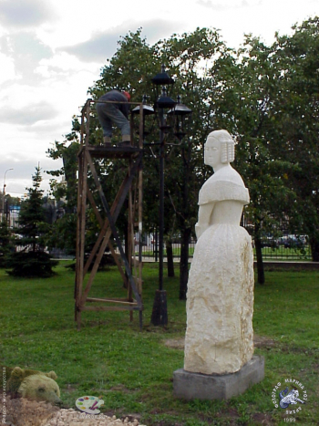 Скульптурная работа `Наталья Николаевна Гончарова`, установленная на Пушкинской площади Музеона. 1999. Фотограф Марина Роз.