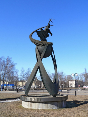 Постников Григорий Николаевич. Эра космоса. Памятник в Рыбинске. Бронза. 1978.