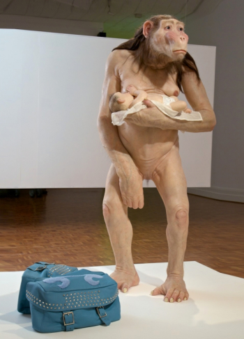 Патриция Пиччинини. Мать. Вид спереди. Пластик. 2005. Частное собрание.