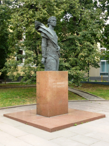 Памятник Вере Мухиной в Москве