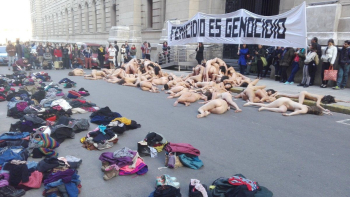 Голый агитационный флэшмоб. Неизвестный фотограф.
