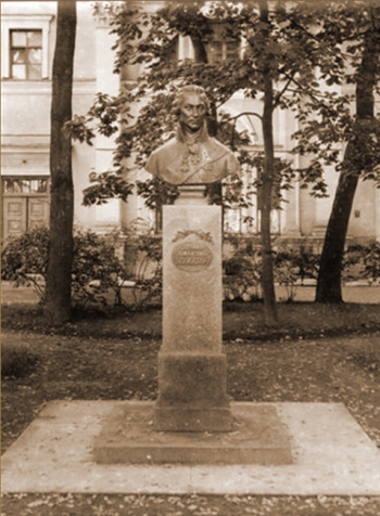 Литовченко Мария Тимофеевна. Памятник Гавриилу Романовичу Державину. Бронза, гранит тёмно-красный. Высота бюста - 110 см, высота постамента - 250 см. Санкт-Петербург. 1994.