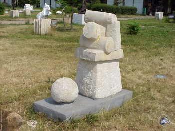 Дронов Михаил Викторович. Городки II. Камень. 150x90x80. 1997. Парк скульптур `Музеон`. Фотограф Марина Роз.