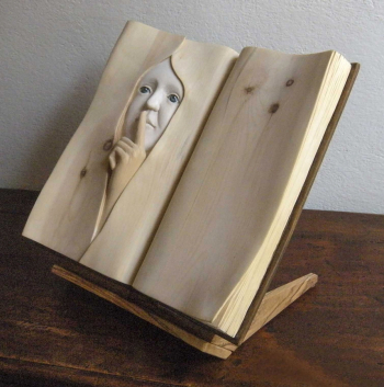 Нино Орланди. Тише! Резная деревянная книга. Резьба по дереву. Частное собрание.