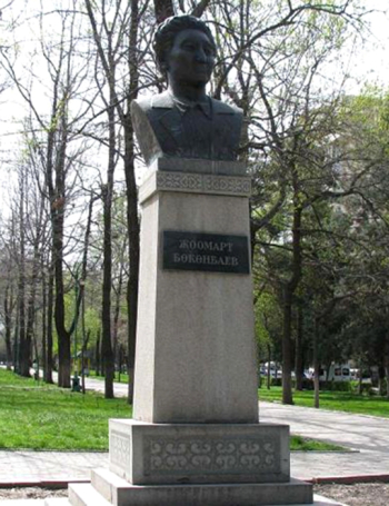 Мануйлова Ольга Максимилиановна. Памятник-бюст Джоомарту Боконбаеву. Бронза. 1948, Фрунзе.