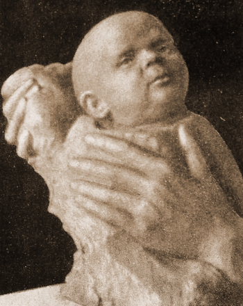 Блох Элеонора Абрамовна. Голова ребёнка с руками матери. Гипс. 1903-1912. Местонахождение работы неизвестно.